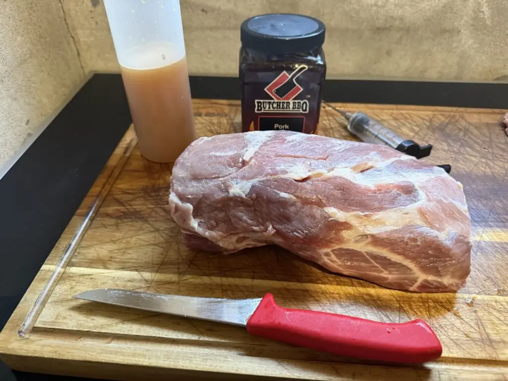 Sirovi svinjski vrat od 2 kg, Butcher BBQ Pork injektura i šprica