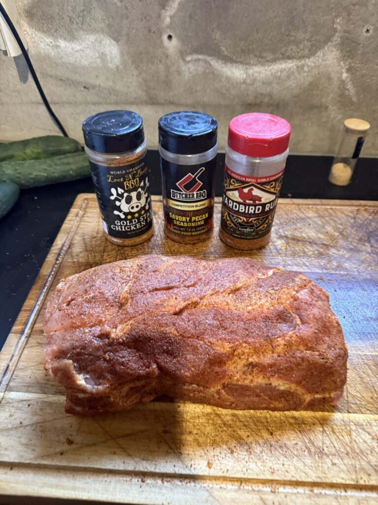 Svinjski vrat u rubu, iza njega Gold Star Chicken, Savory Pecan i Yardbird