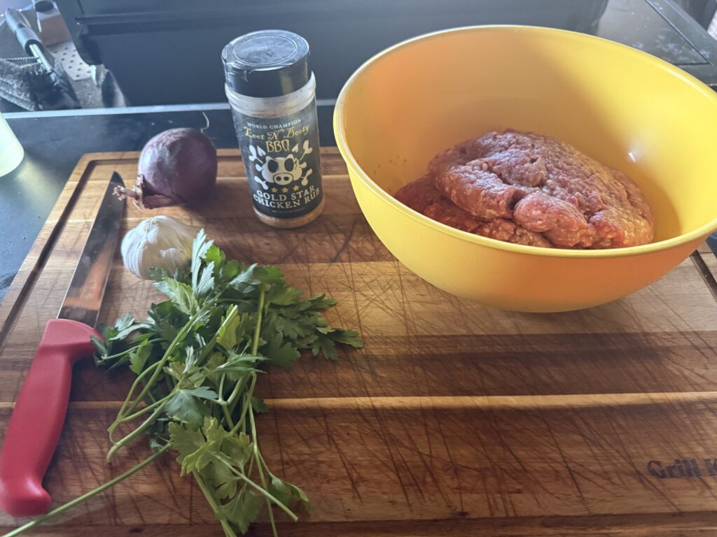Mljeveno meso u zdjeli, peršin, luk, češnjak i Gold Star Chicken rub