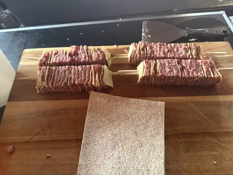 Slaganje slojeva tortilje i mesa na štapiće