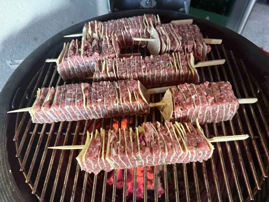 Štapići s tortiljama na rešetki kamada iznad žara