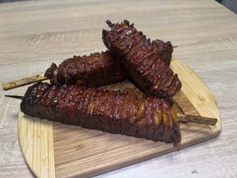 Glazirane tortilje s mesom na štapićima, na drvenoj dasci