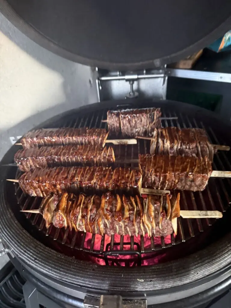 Glazirane tortilje na rešetki kamada nad žarom