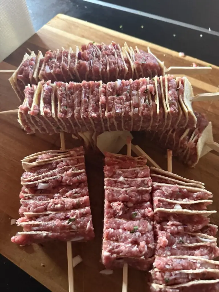 Slojevi tortilje i mljevenog mesa nabodeni na štapiće, spremni za kamado